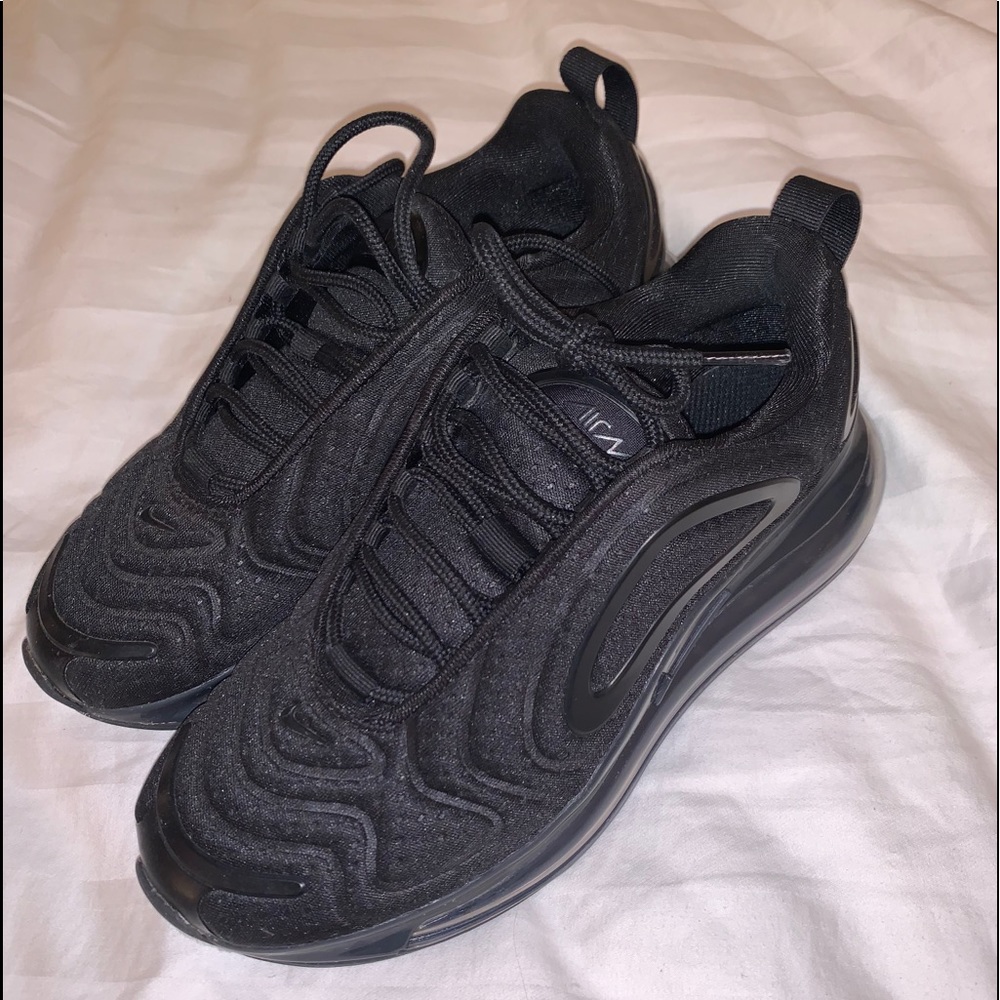 Black Air Max 720 Sneaker (Women’s 6)